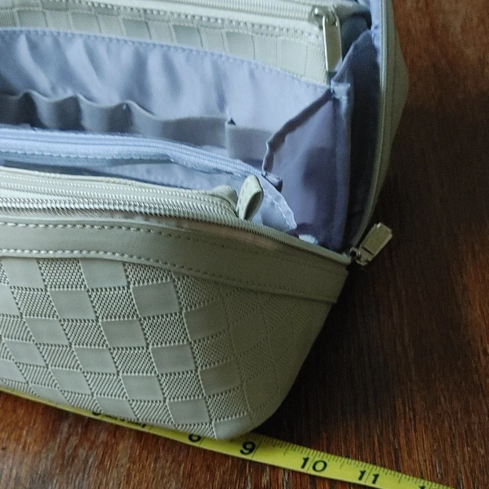 NWOT Boyatu Bath Travel Case